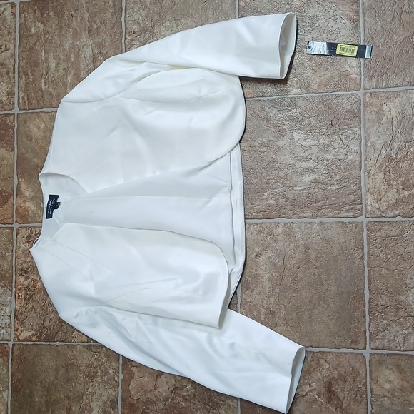 Tahari Jackets & Blazers - NWT Tahari Arthur Levine pearl White cropped jacket size 6